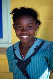 Archipel-des-Comores;-Enfant;-Fillette;-France;-Kaleidos;-Kaleidos-images;-La-parole-à-limage;-Laurent-Abad;-Mayotte;-Mur-jaune;-Océan-Indien;-Portrait;-Sourire;-Stories-Pictures;-Vie-quotidienne